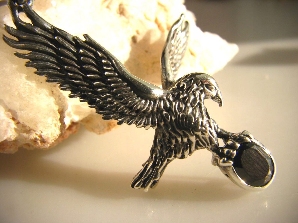 1581 Dlhý oxidovaný prívesok Eagle Onyx Silver 92