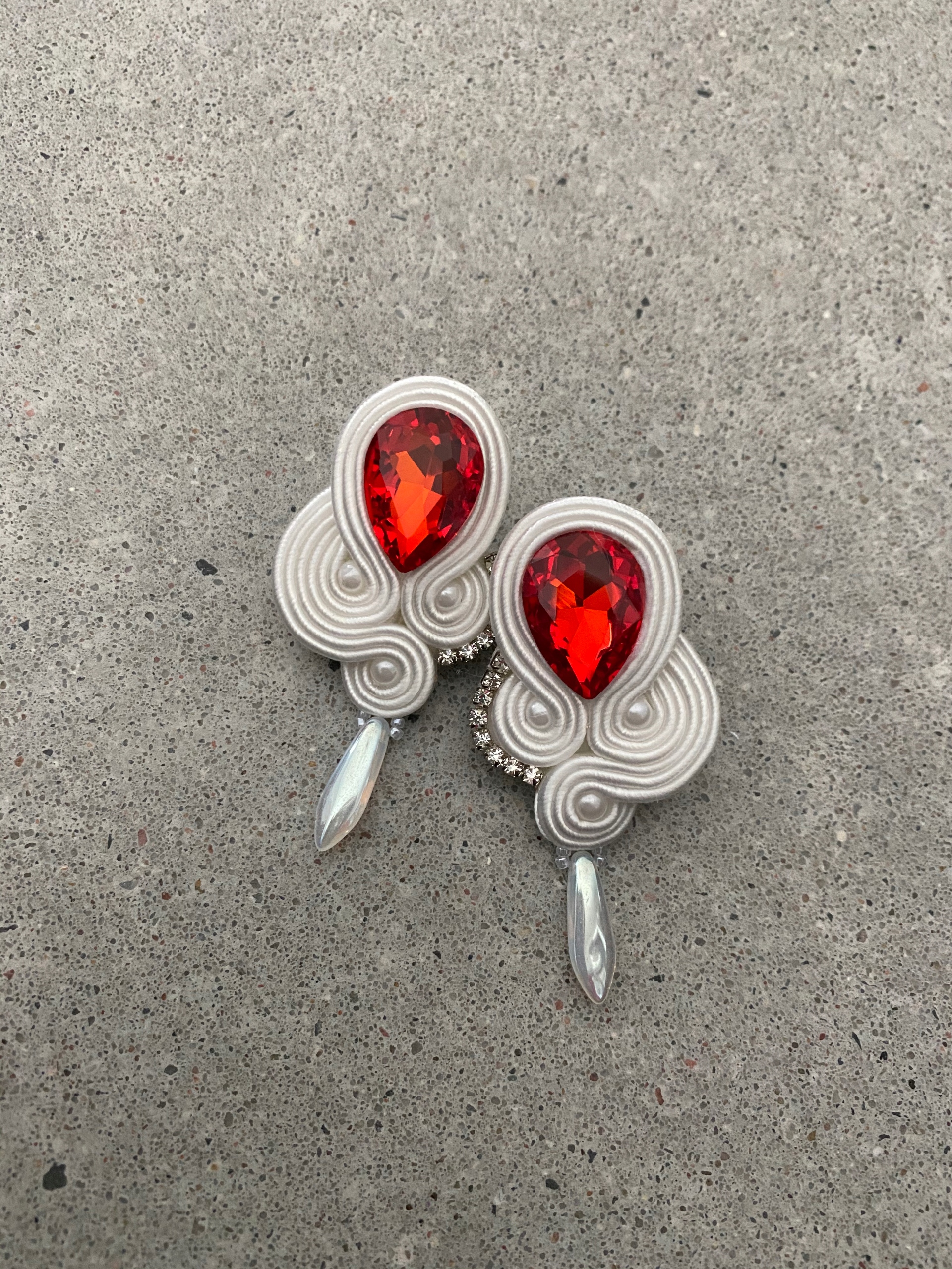 Biele, červené svadobné náušnice soutache, BOHO