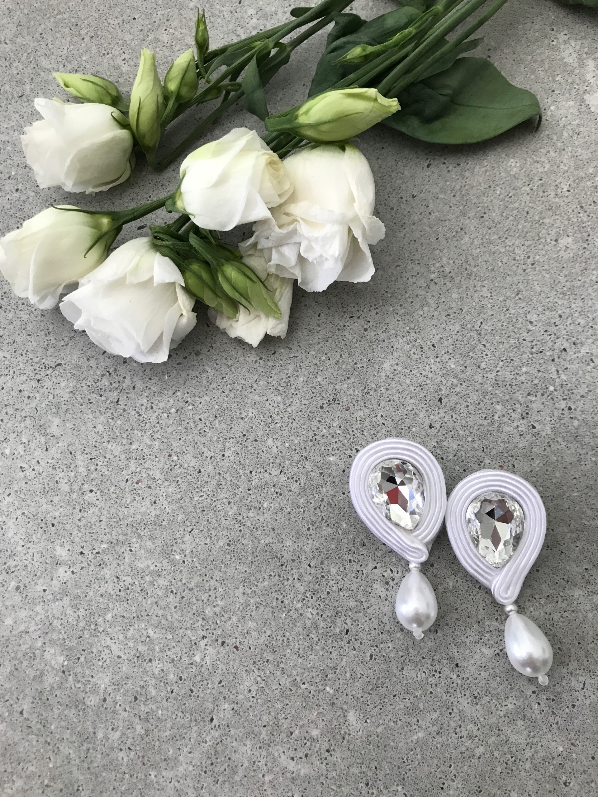 Biele jemné malé soutache náušnice perla SVADBA