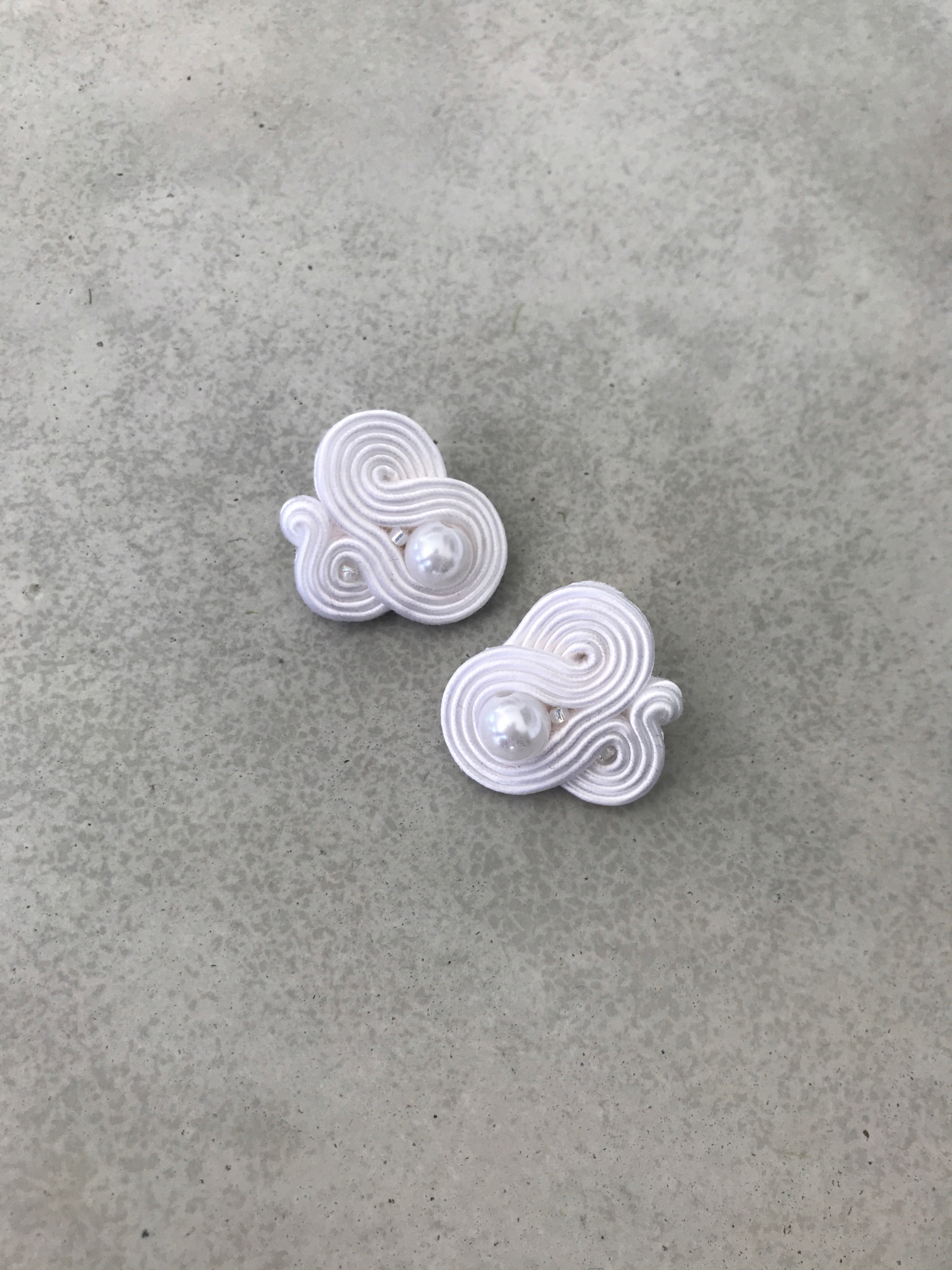 Biele jemné malé perlové soutache náušnice