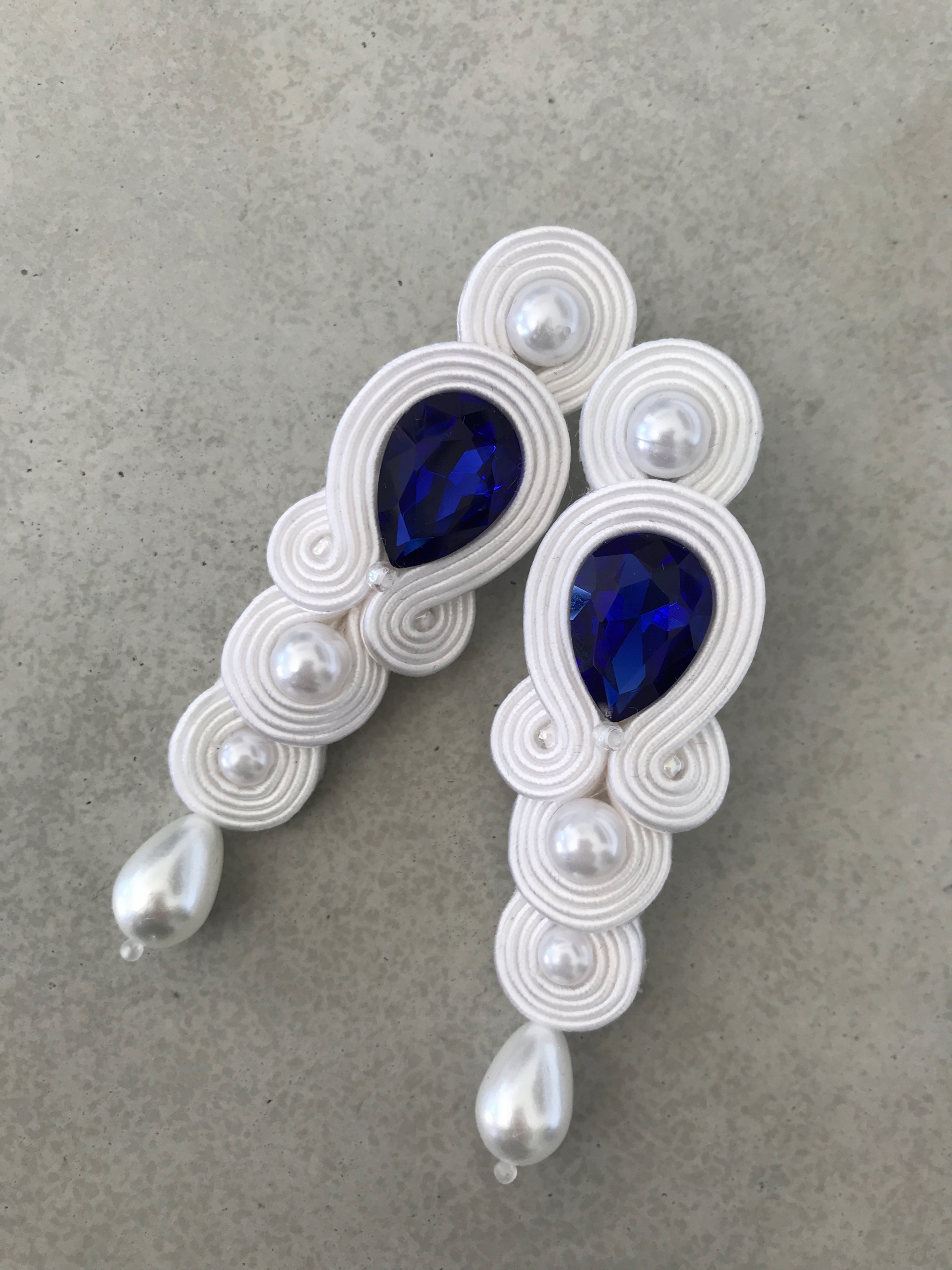 Biele dlhé soutache náušnice nevädza modrý kobalt