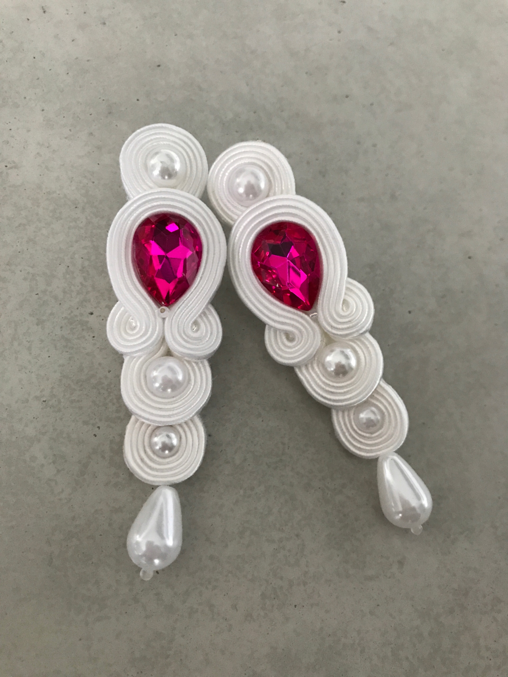 Dlhé biele náušnice soutache fuchsie svadobné fuchsie