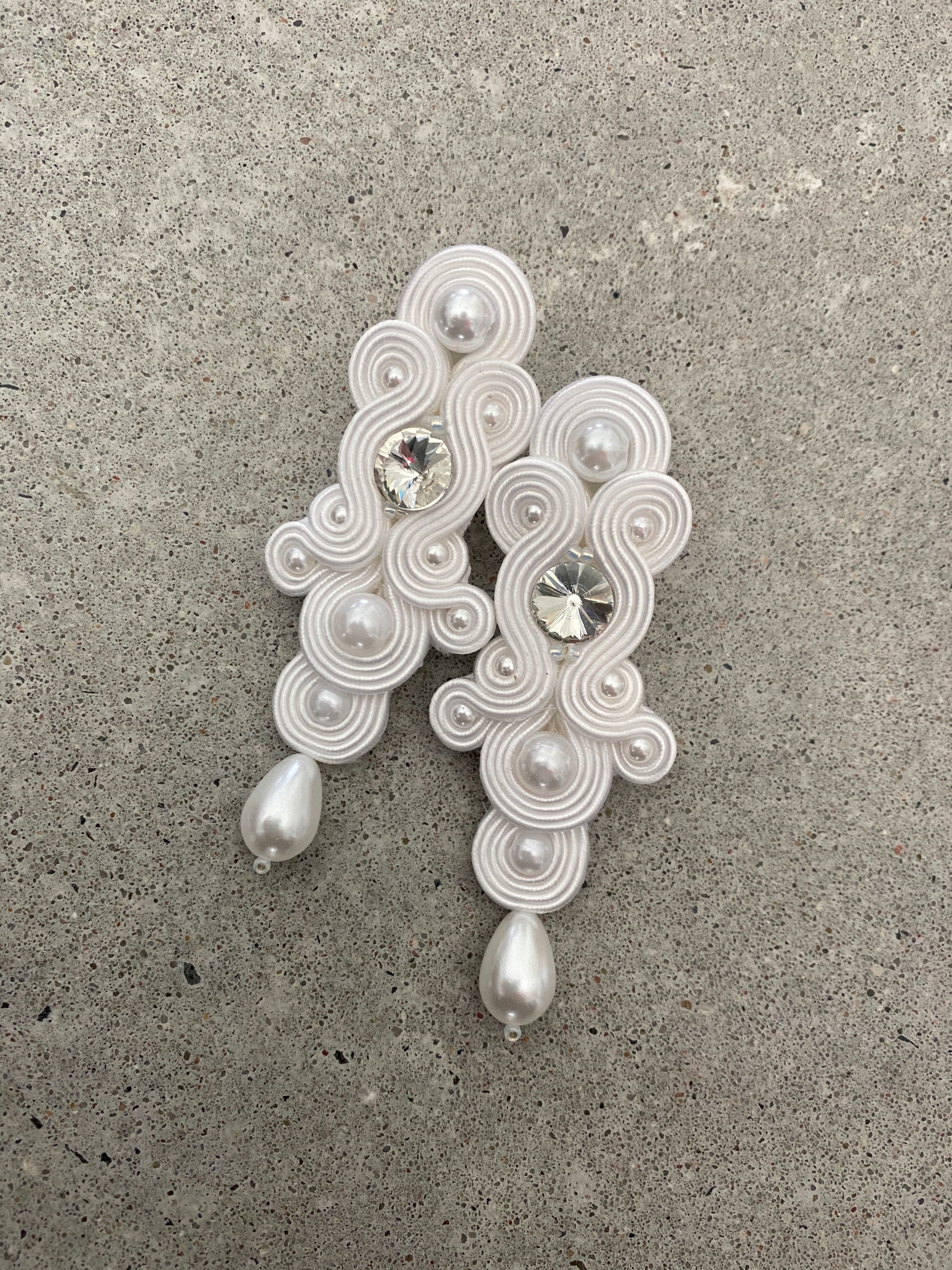 Biele dlhé soutache náušnice svadobné strieborné svadobné