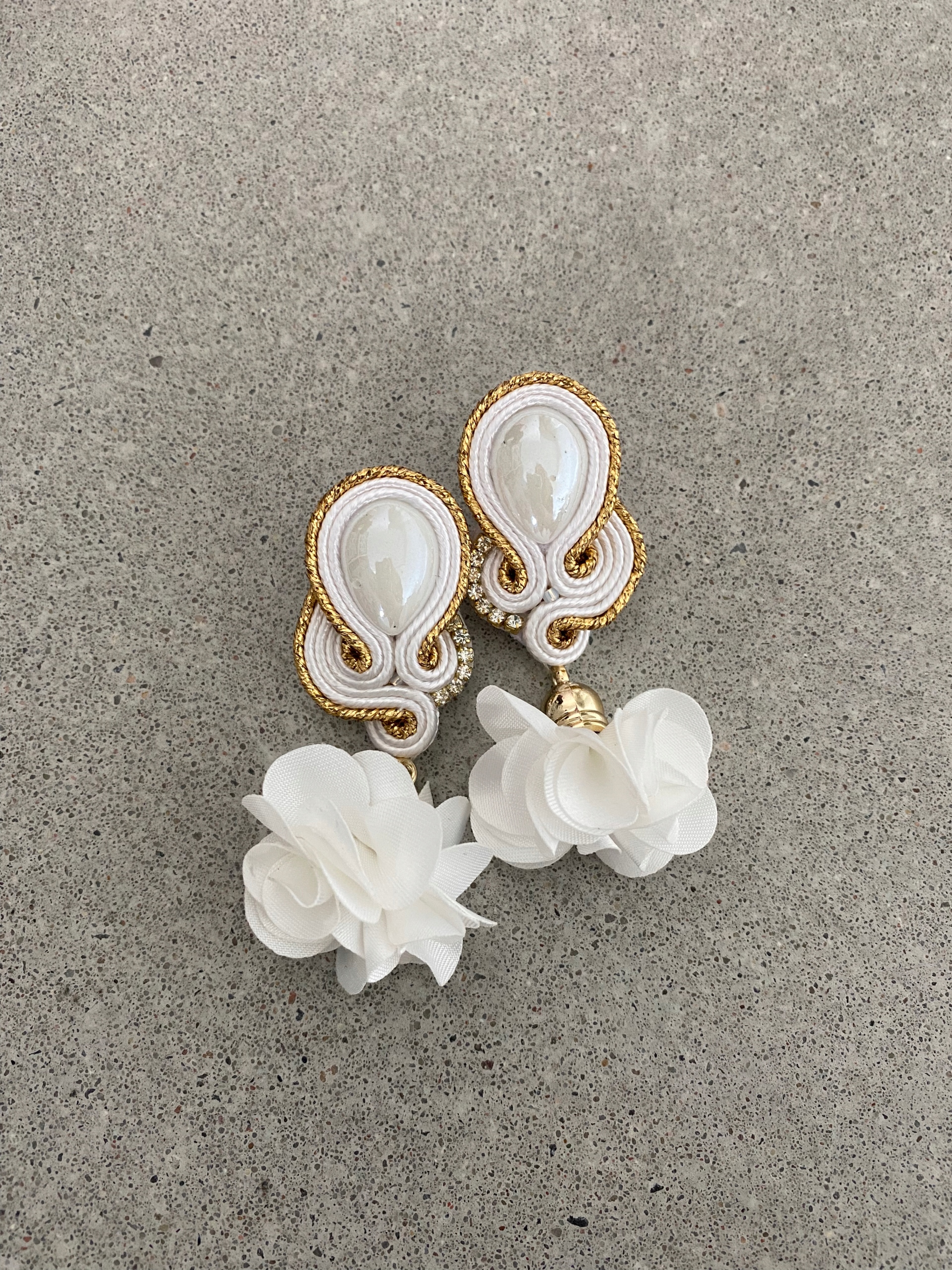 Biela, slonovina, zlaté svadobné náušnice soutache, boho