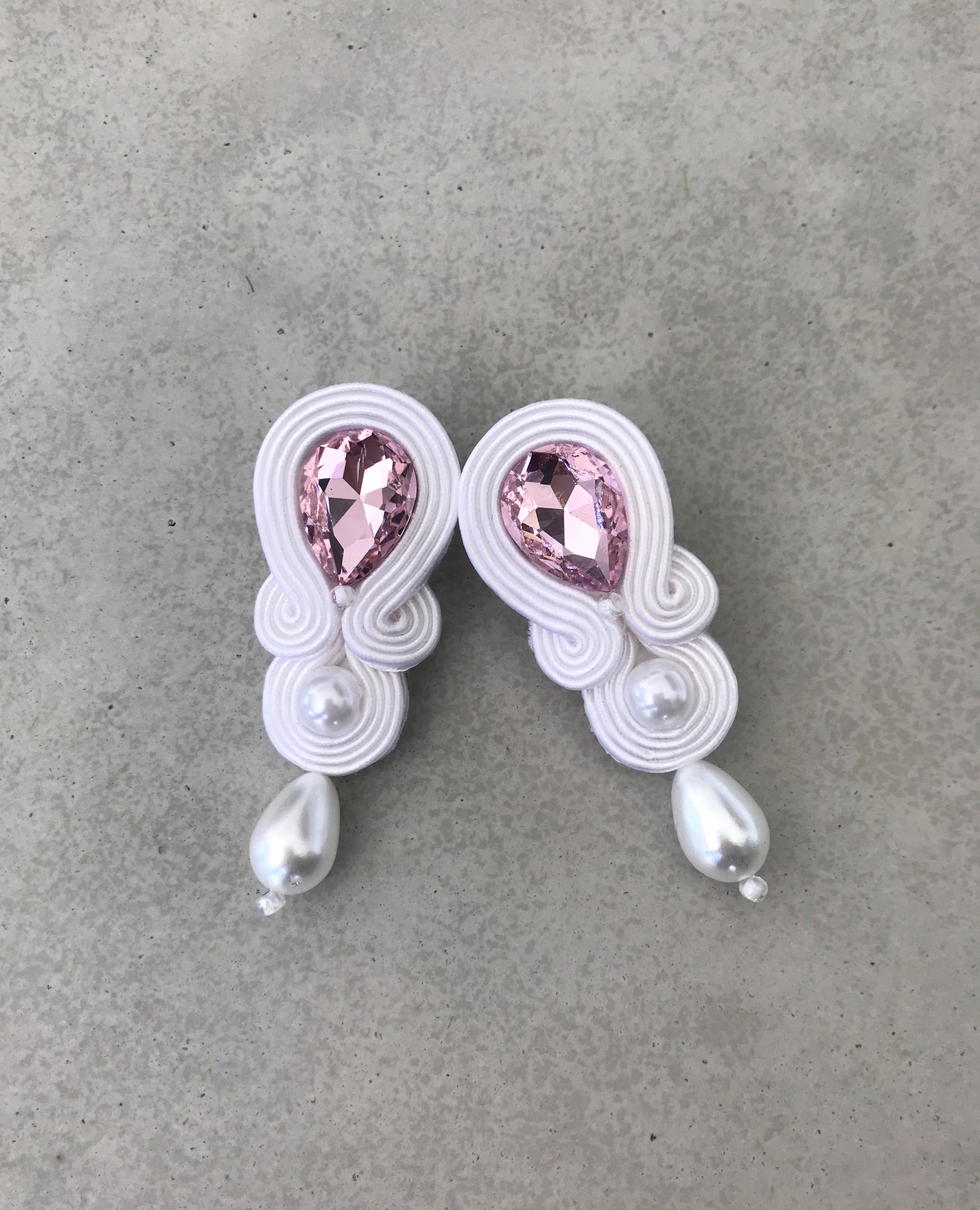 Biele soutache náušnice svadobné ružové žiarivo ružové