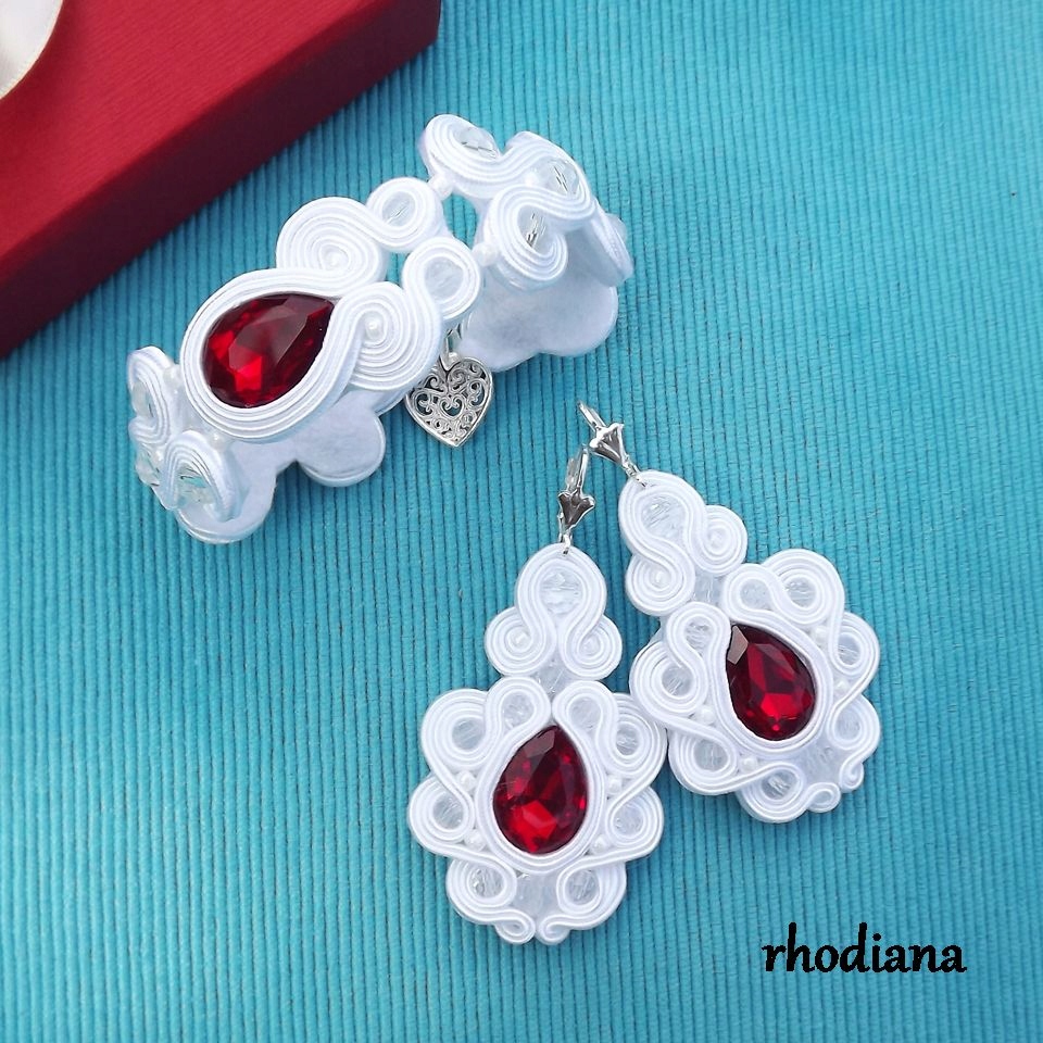 Biely a červený svadobný oblek Soutache