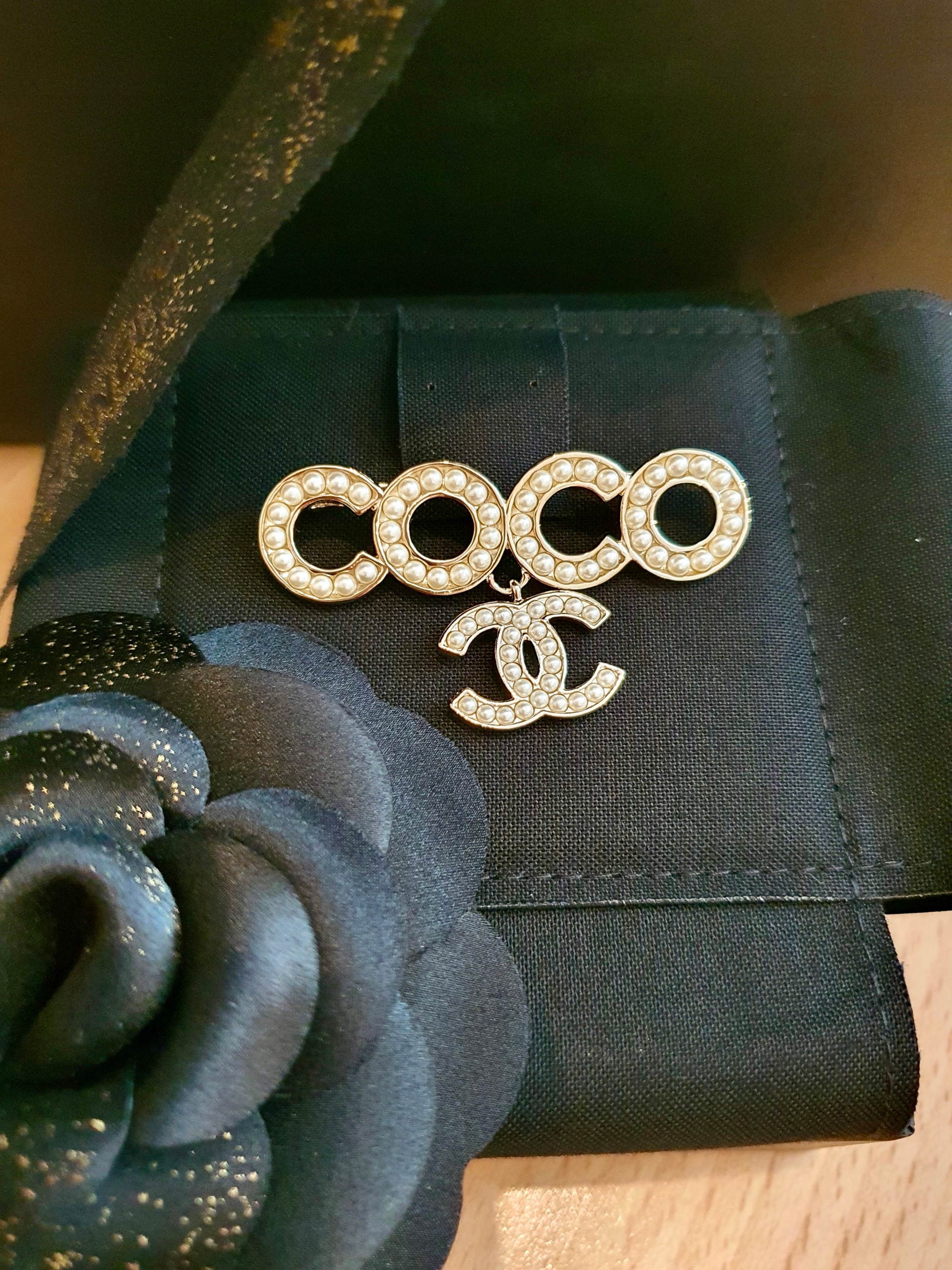Chanel brošňa Coco Classic Pearls. Nový