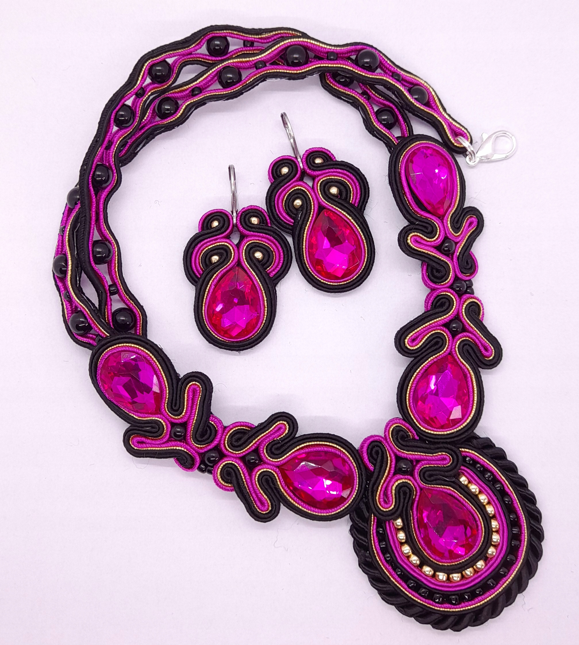 Čierna, fuchsia, zlatý náhrdelník a náušnice