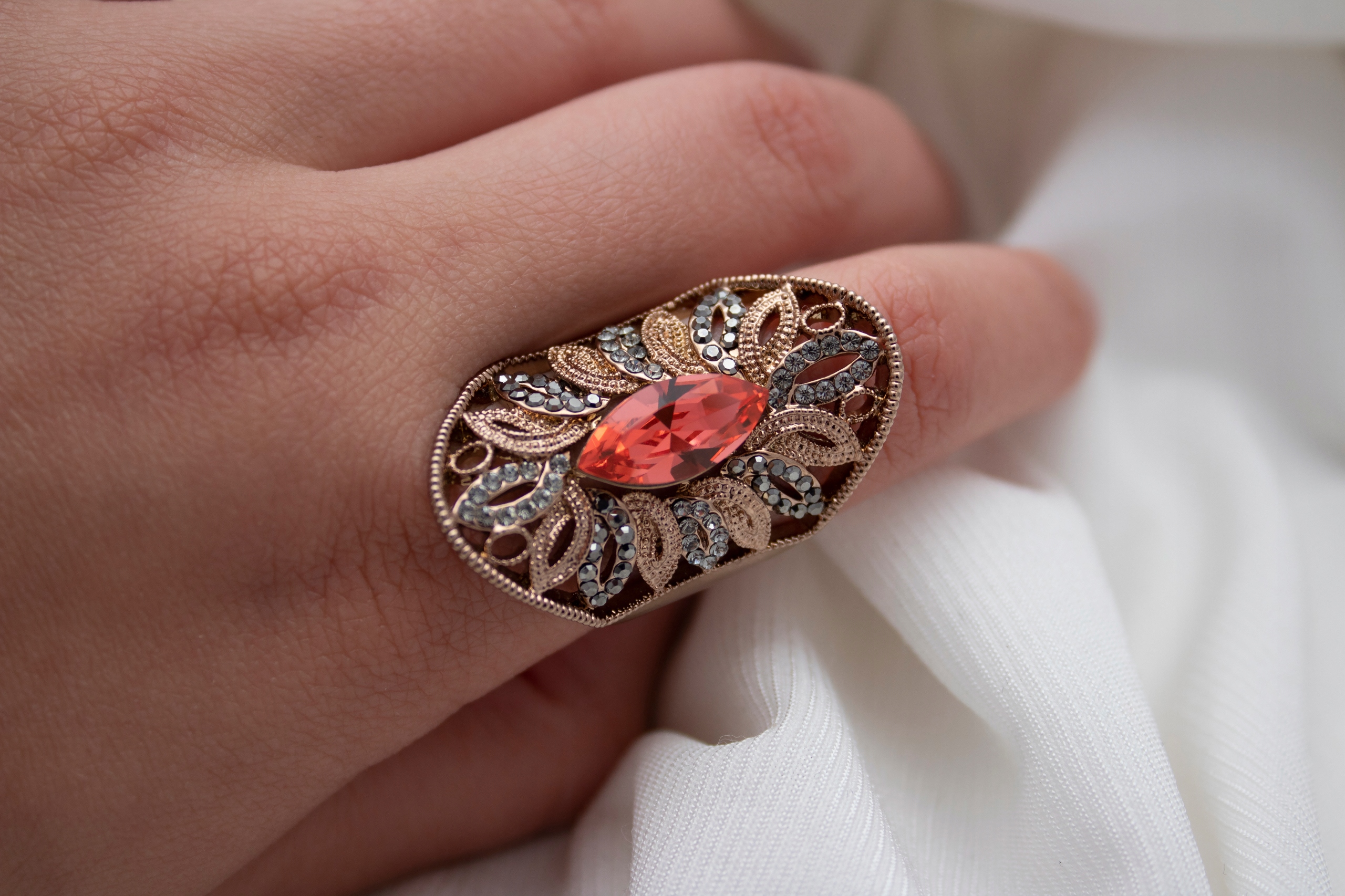VEĽKÝ, ORANŽOVÝ OTVORNÝ KRÚŽOK SWAROVSKI
