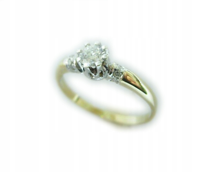 Exkluzívny diamantový prsteň 0,32 ct SI1 / H