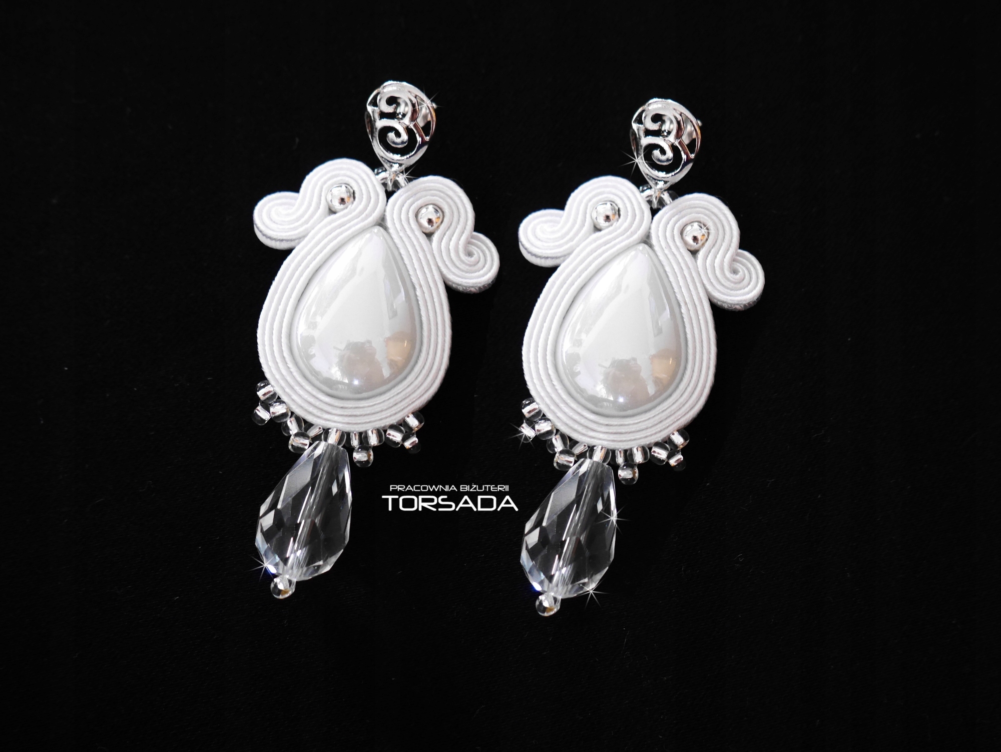 NÁUŠNICE soutache biele cvočky s kryštálmi