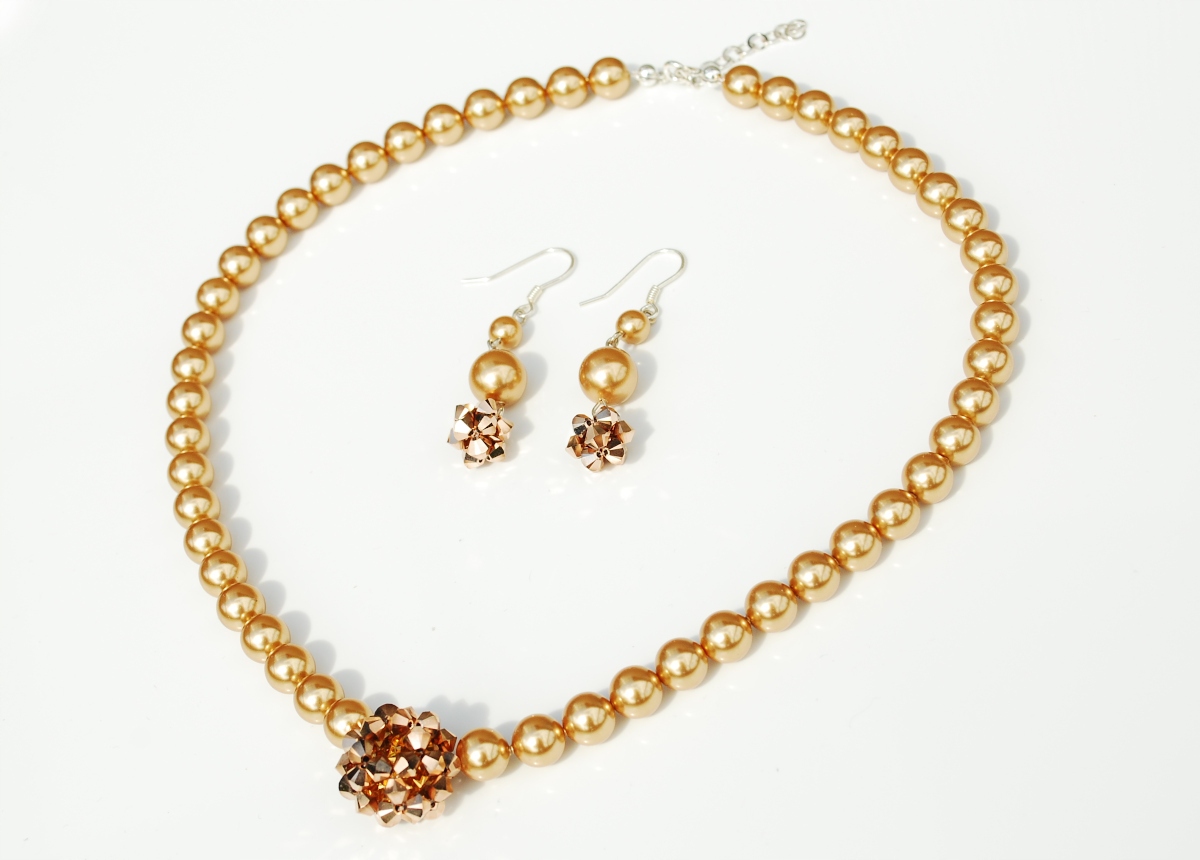 Náhrdelník z perál v žiarivej zlatej farbe od Swarovski