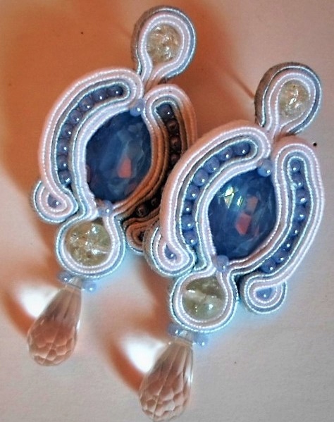 = SVADOBNÉ náušnice biela modrá soutache tyčinky PROPAGÁCIA