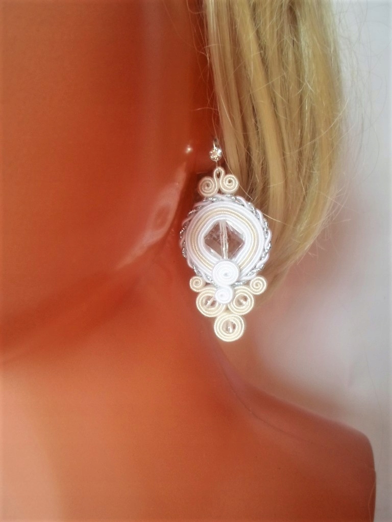 = Svadobné náušnice biele uši ecru soutache s kubickým zirkónom *