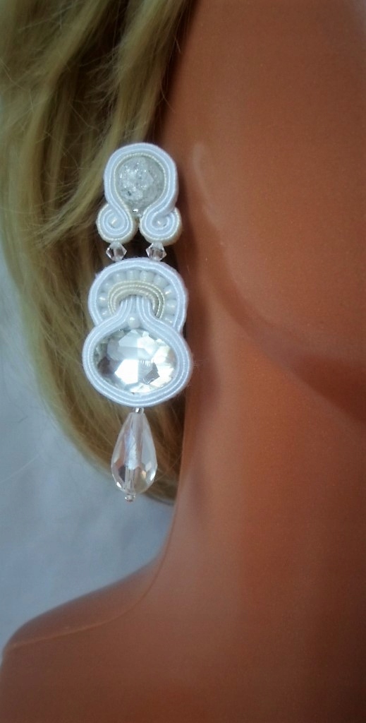 = Svadobné náušnice biele tyčinky ecru soutache *