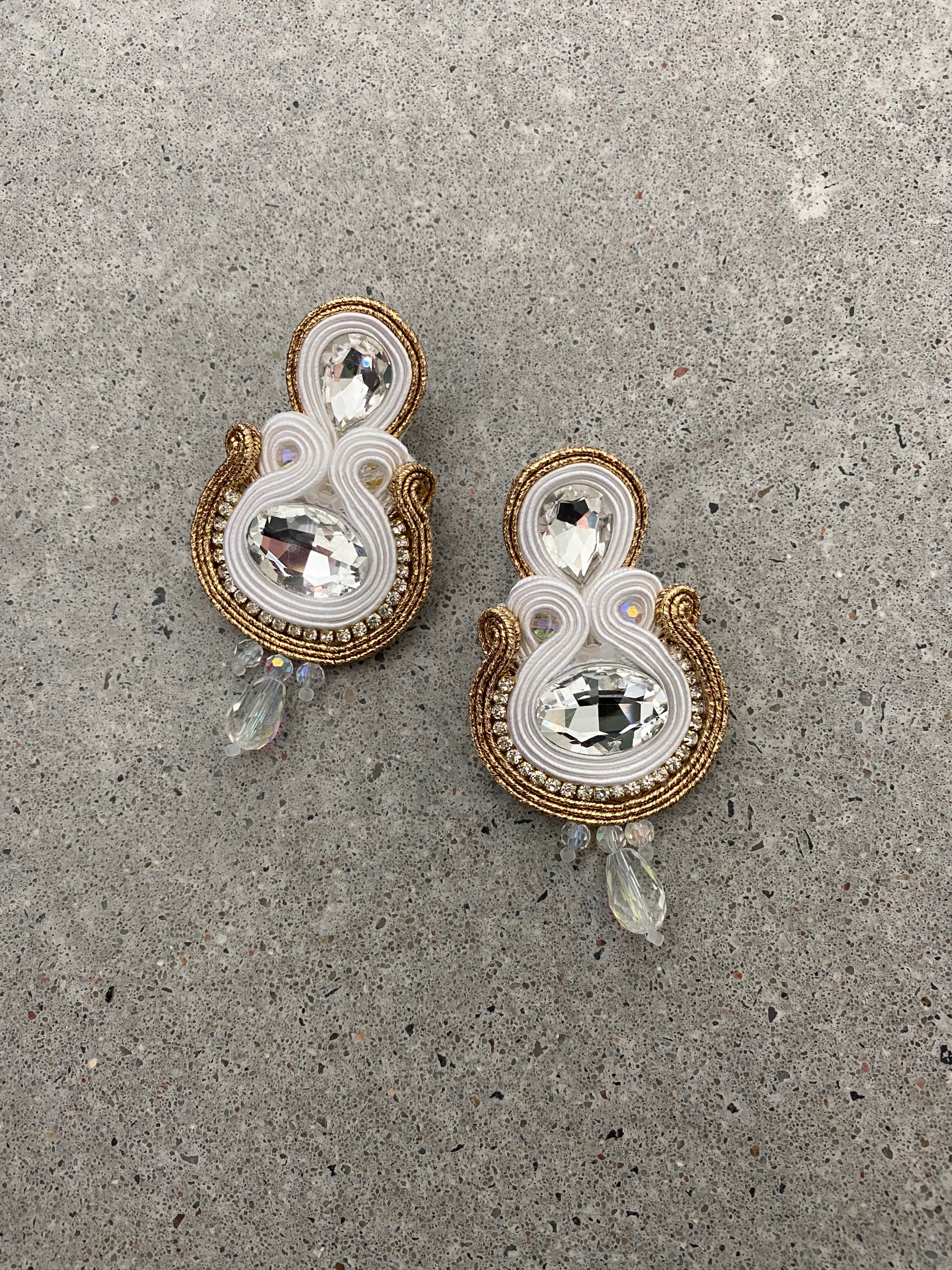 Elegantné biele, zlaté soutache svadobné náušnice