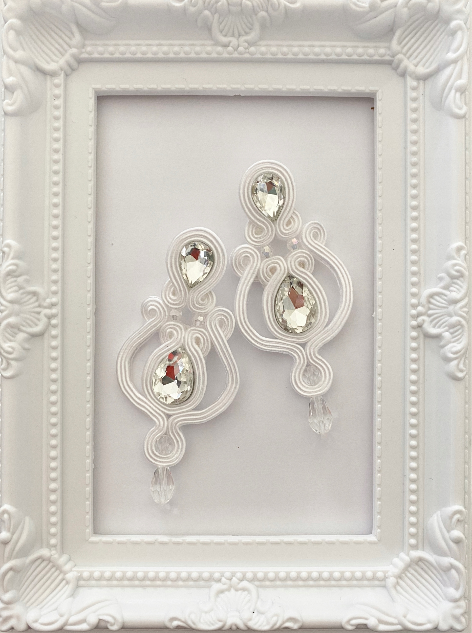 Svadobné náušnice Soutache biele, dlhé, prelamované prelamované