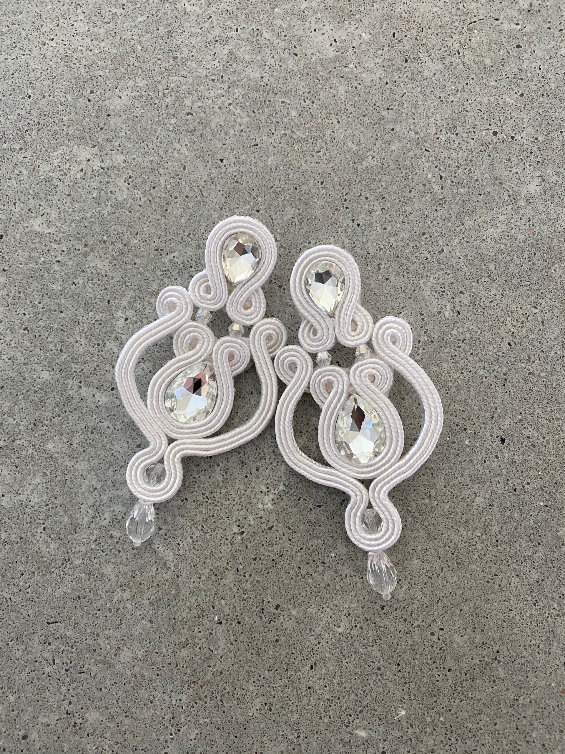 Svadobné náušnice soutache slonová kosť, perlovo biele dlhé