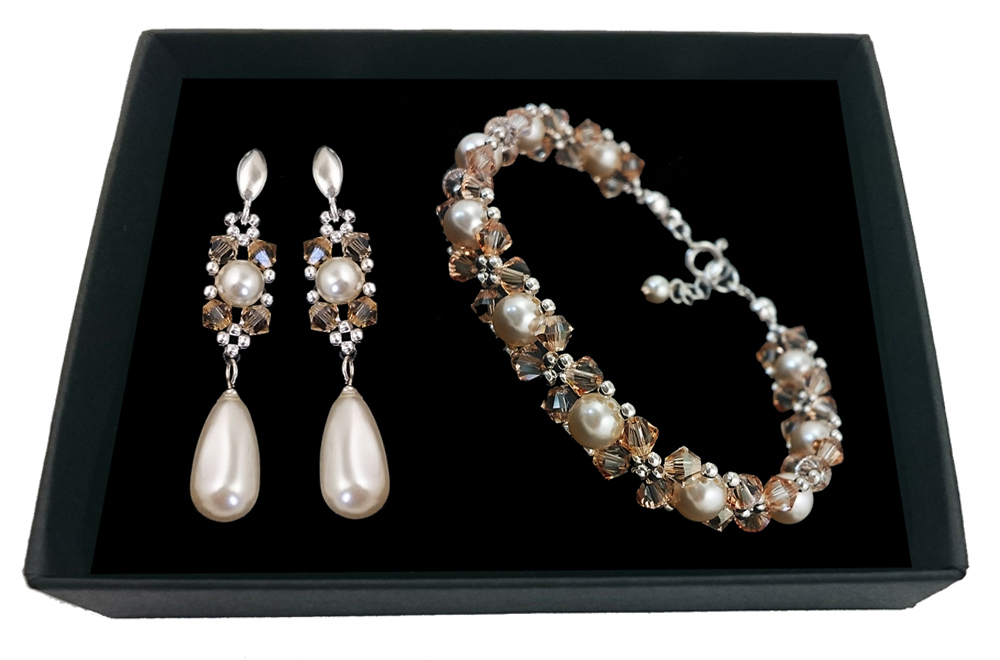 Svadobná sada vyrobená z kryštálov SWAROVSKI krémová 1981
