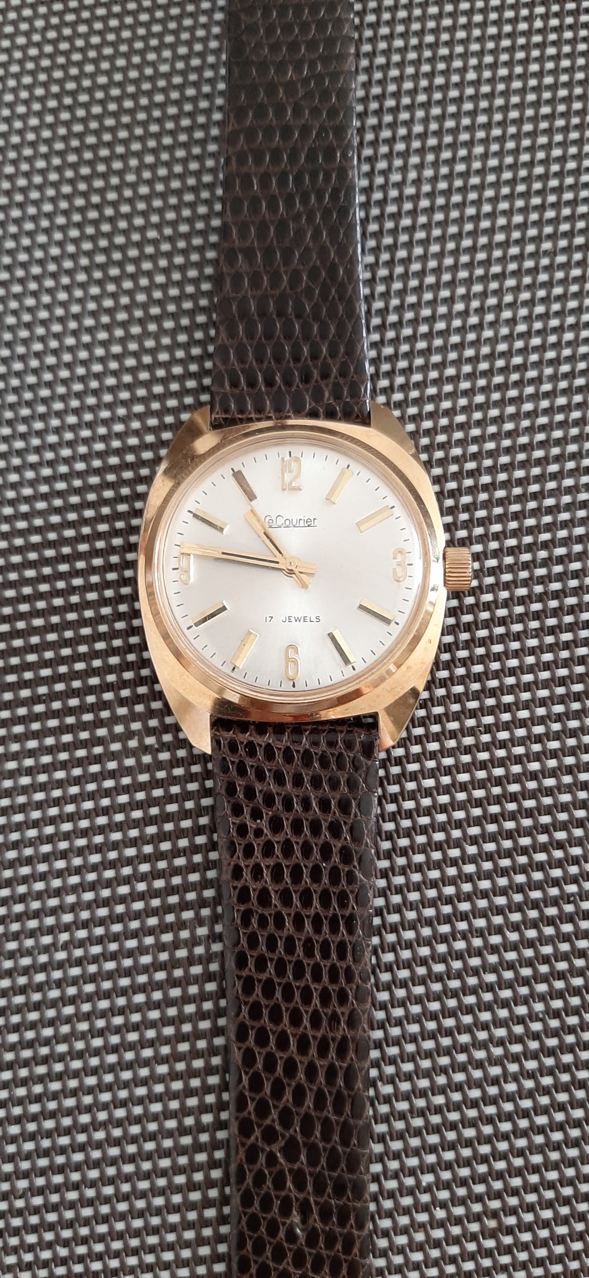 Le Courier Watch