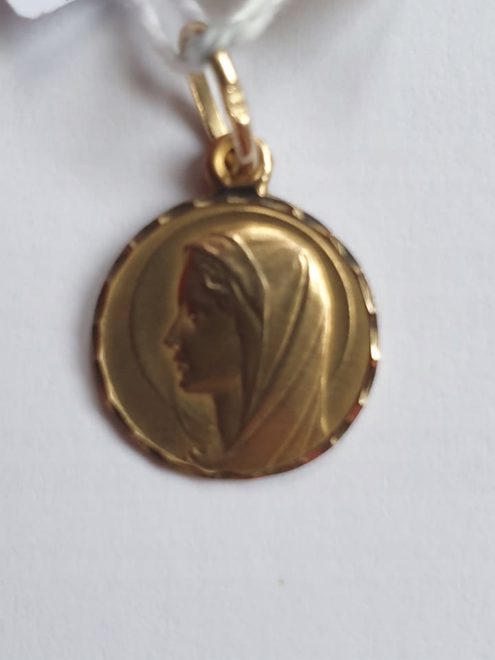 Krásny 14K zlatý medailón