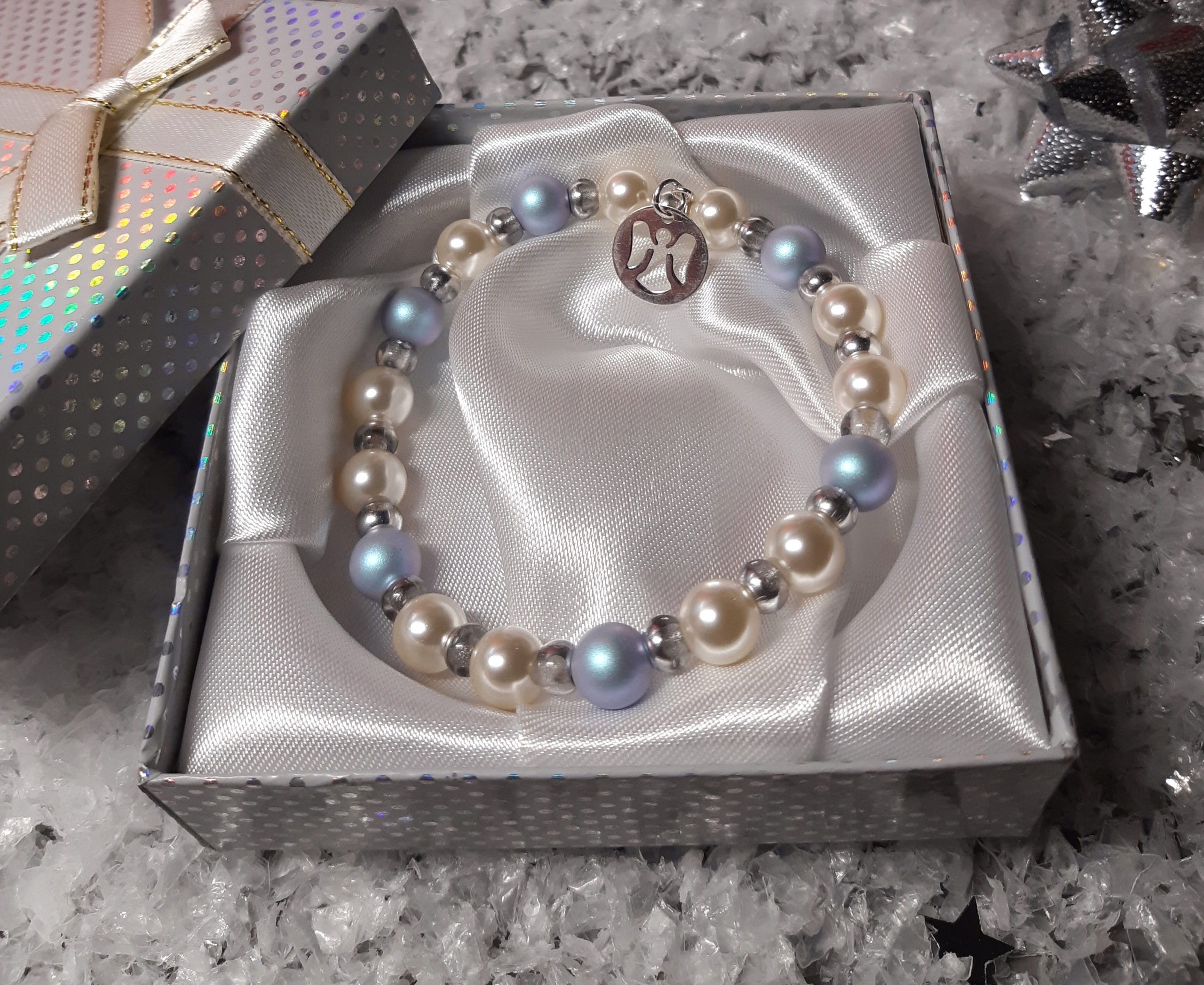 Módny náramok vyrobený zo Swarovski perál s anjelom