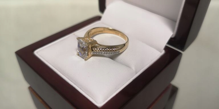 NOVÝ ZLATÝ PRSTEŇ S VZORKOU ZIRKÓNIA 585 3,78G