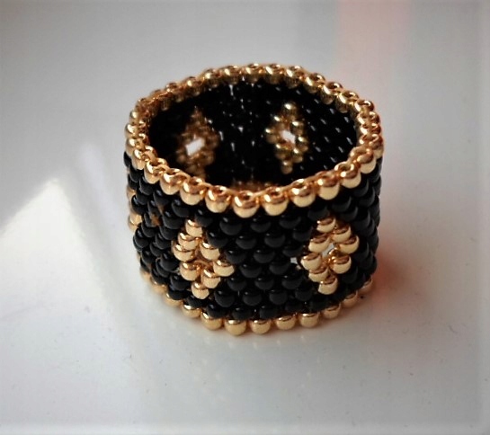 = RING zlaté / čierne prelamované toho korálika.