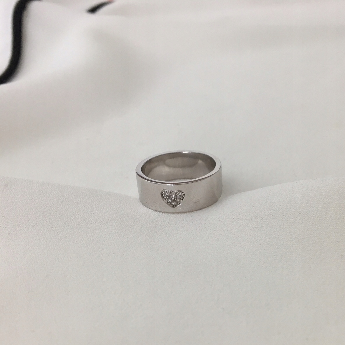 Snubný prsteň z bieleho zlata s diamantmi s diamantom 0,050ct