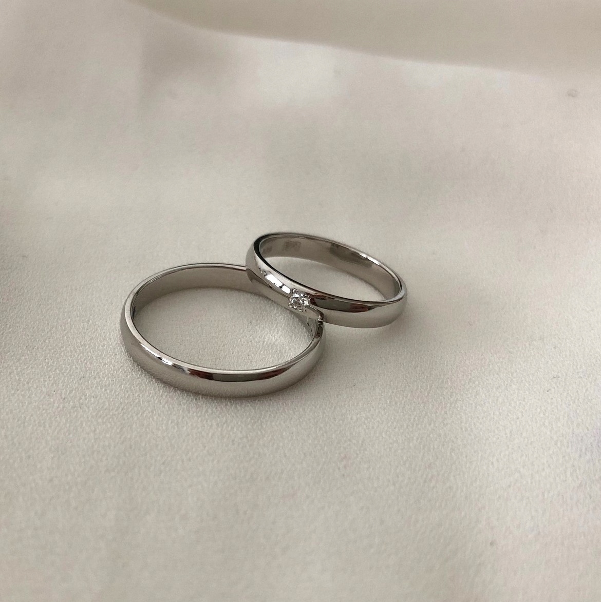 Svadobné obrúčky s platinovými sudmi so zafírovým diamantom