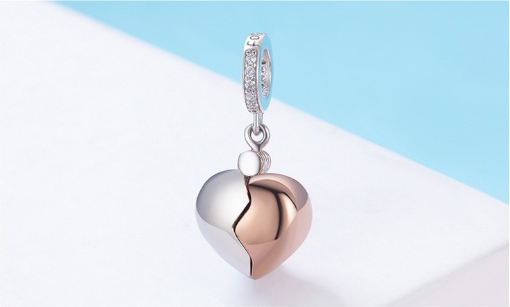 Kľúč prívesku Pandora Charm Heart Love sa otvára