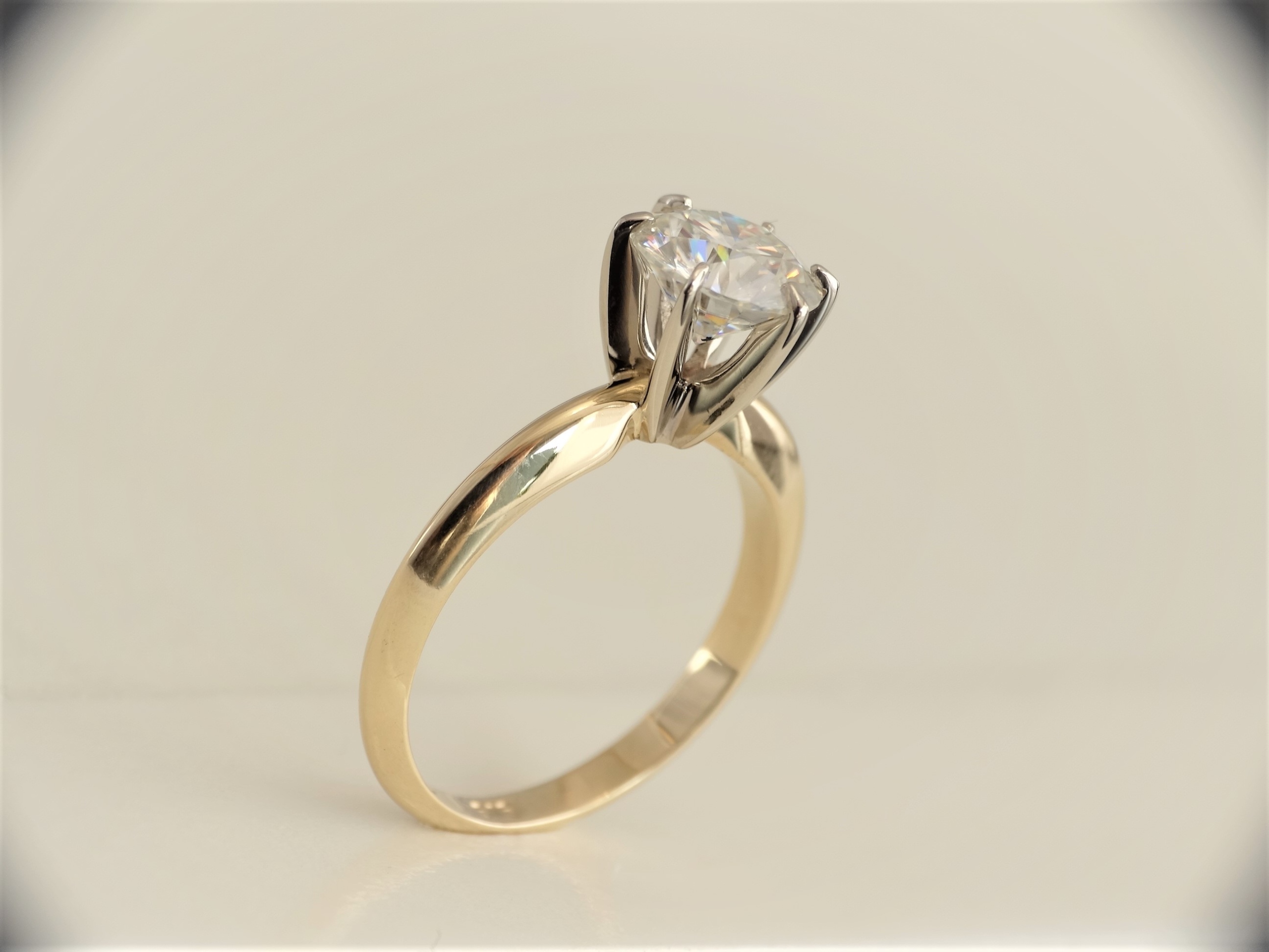 Diamantový zásnubný prsteň Moissanite 1.2 CT