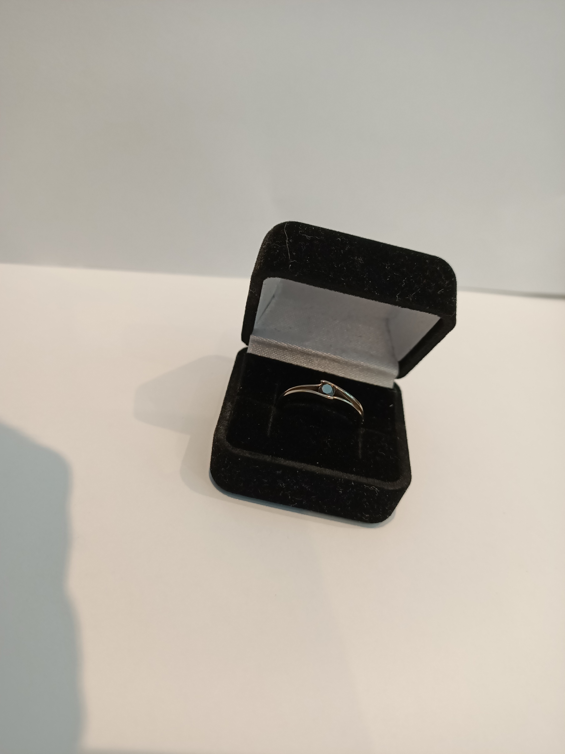 Prsteň z bieleho zlata s čiernym diamantom 0,20 ct