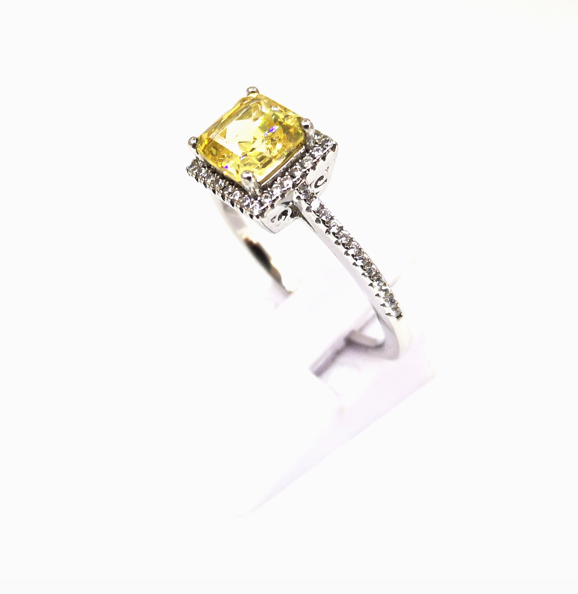 Strieborný prsteň 925 s kubickým zirkónom 3,7 g r20 K.
