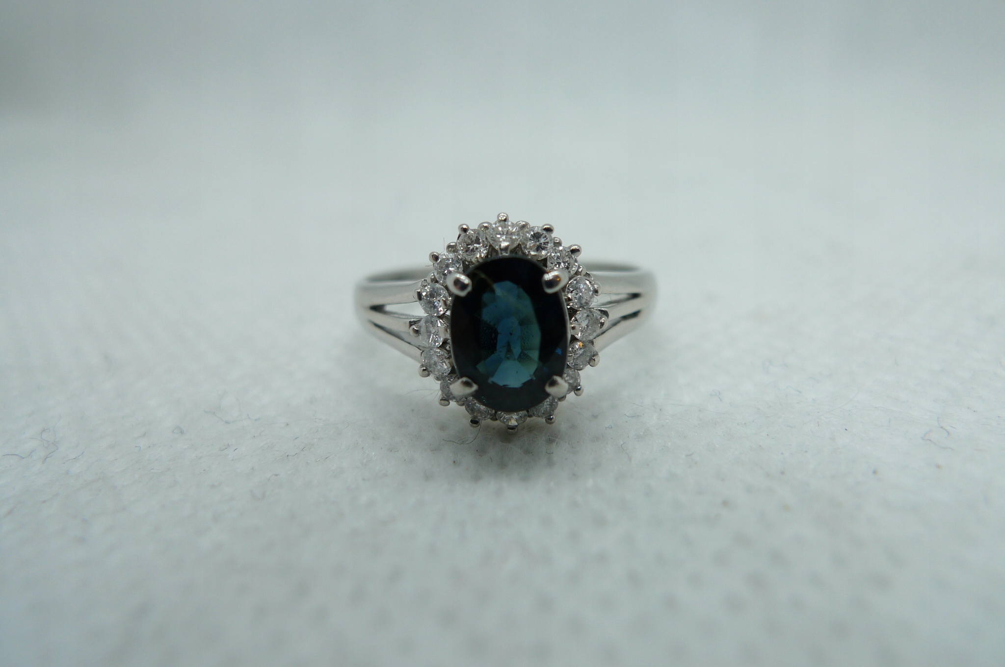 Platinový prsteň so zafírmi 1 kt + diamanty