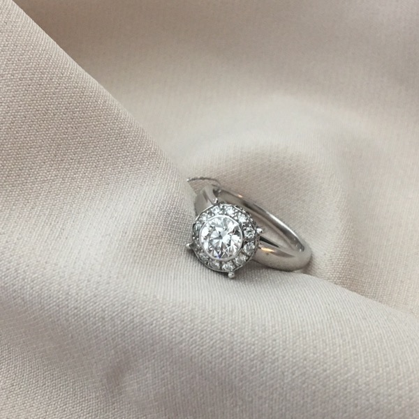 Prsteň z bieleho zlata s diamantmi 1,05 ct