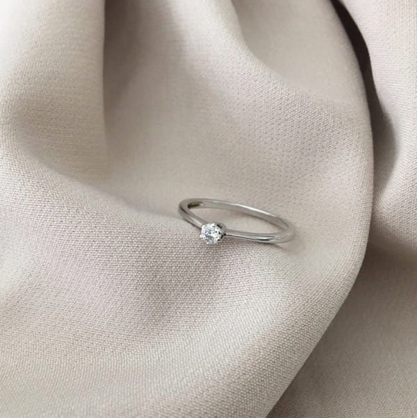 Prsteň z bieleho zlata s diamantom 0,11 ct