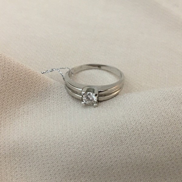Biele zlato prsteň s diamantom 0,24ct