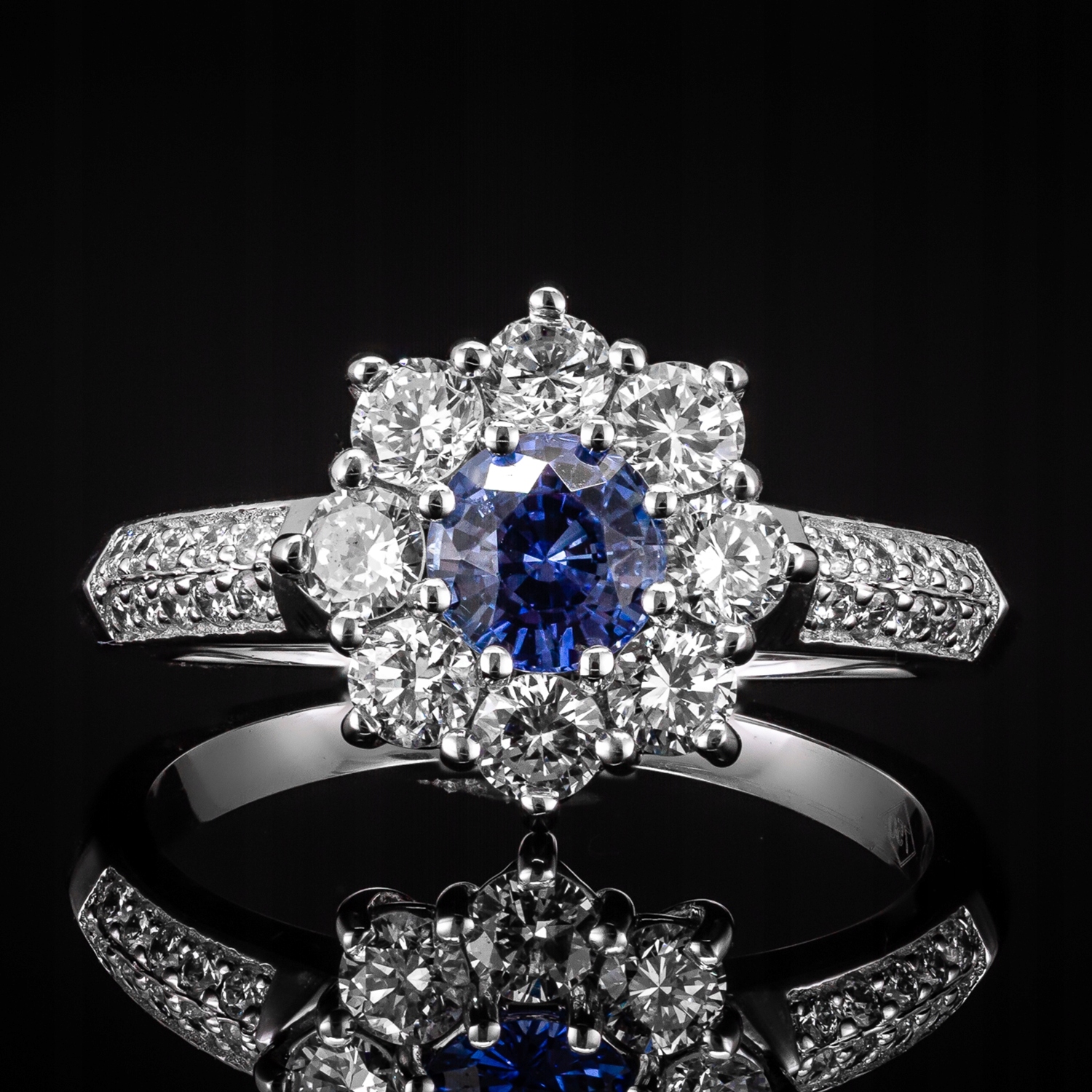 Prsteň s diamantmi a zafírom ~ 0,75 ct