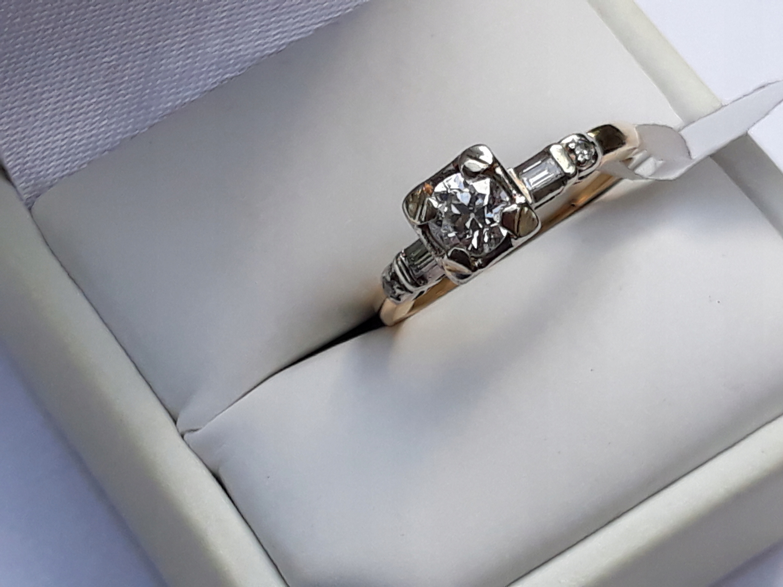 Prsteň s diamantmi 1,07 ct, centrálny 0,62 ctG / VS