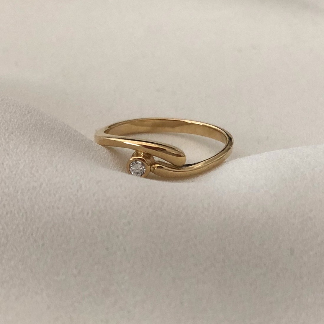 Prsteň zo žltého zlata s diamantom 0,05 ct