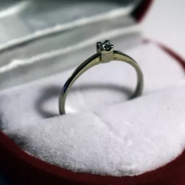 Zásnubný prsteň. Biele zlato, diamant