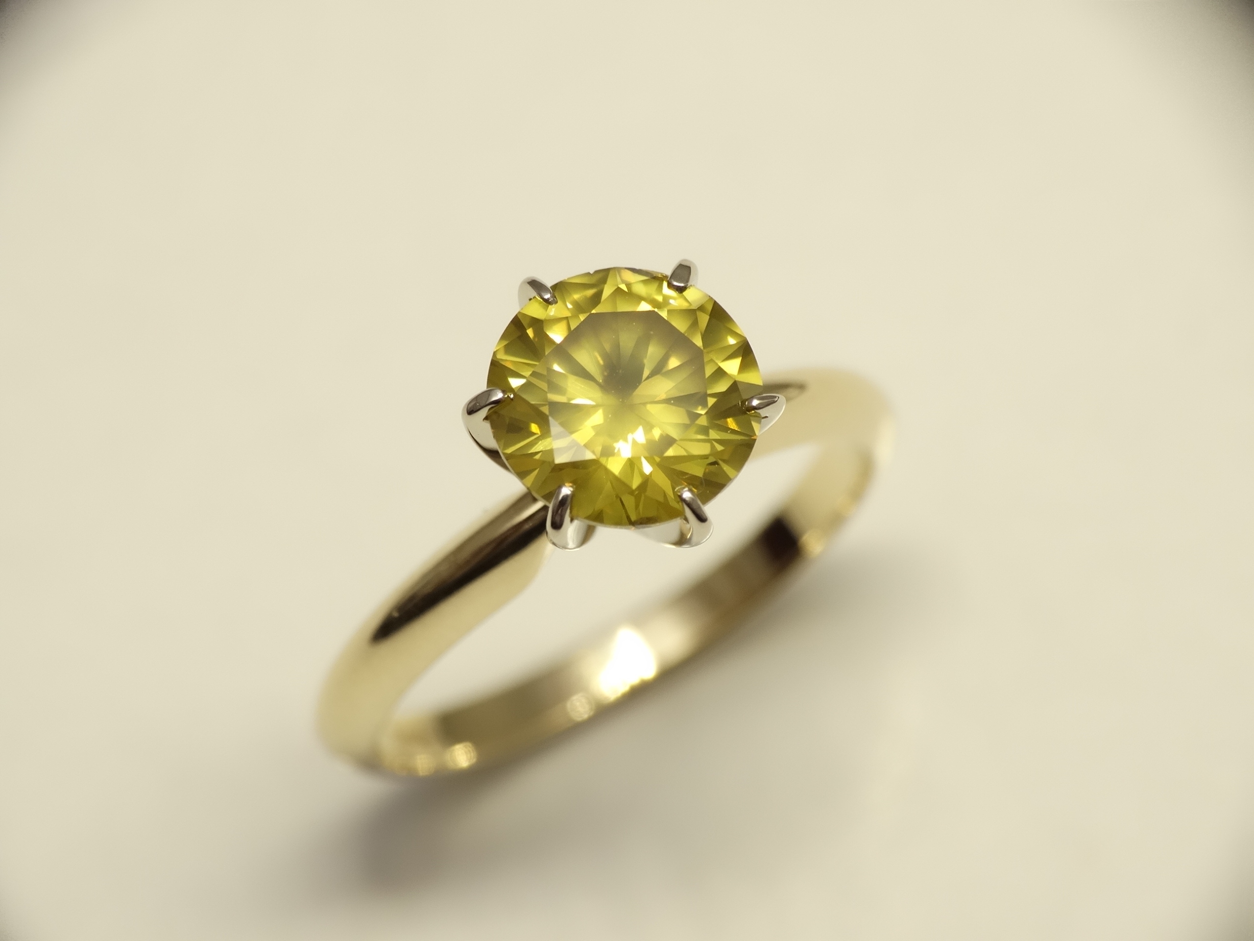 Zásnubný prsteň s veľkým diamantom 1,7 CT HRD