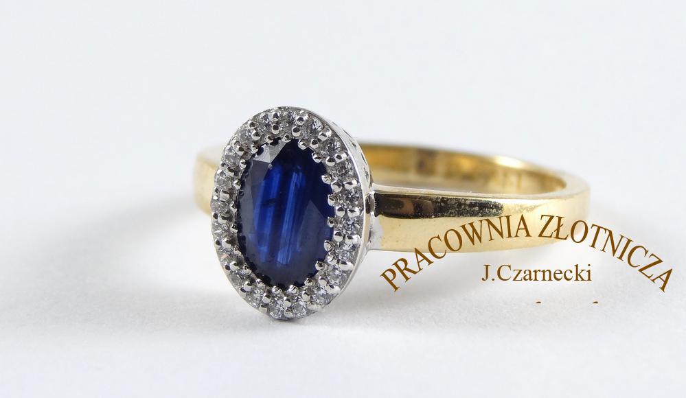 Zásnubný prsteň so zafírom a diamantmi.