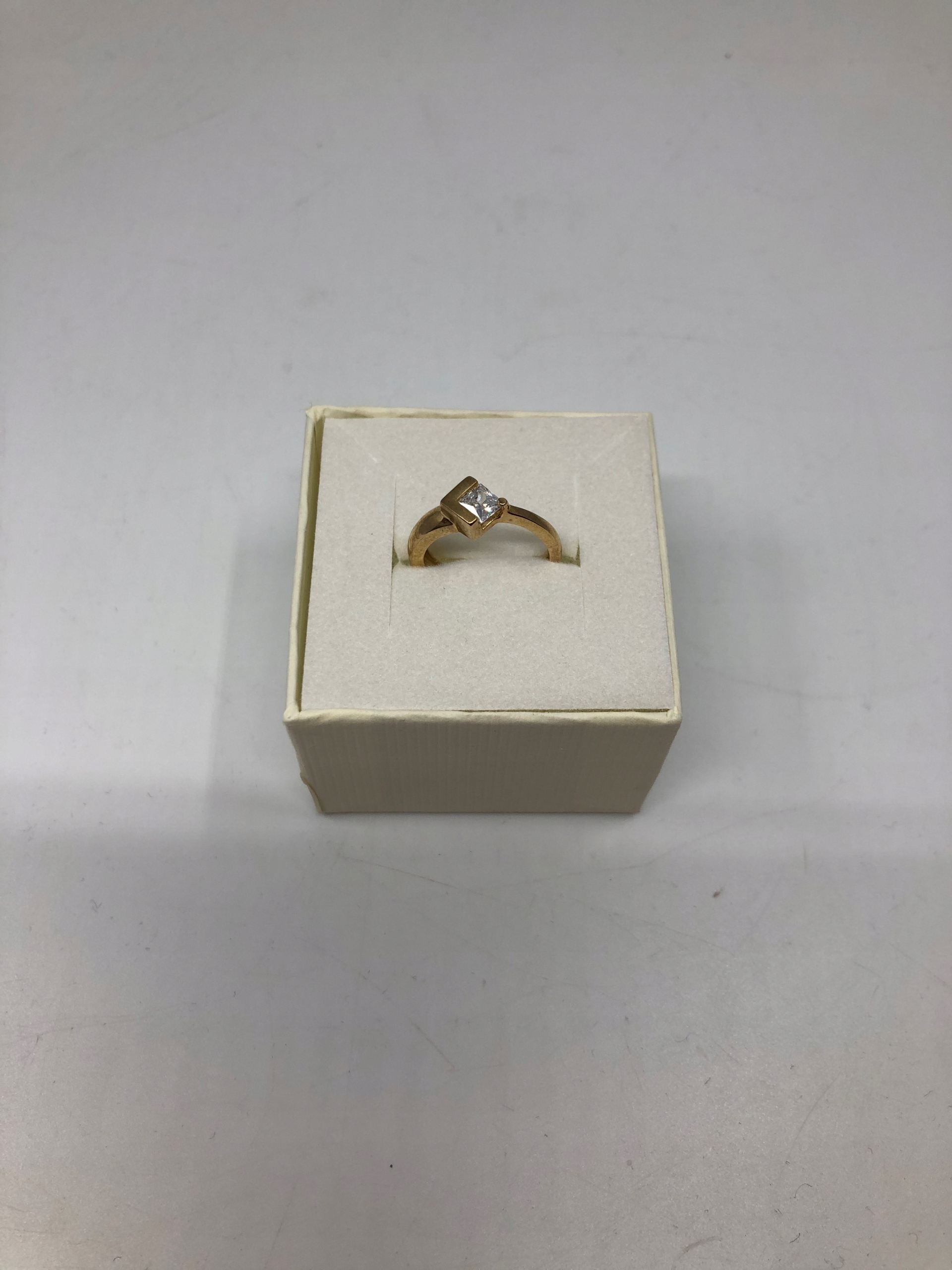 Zlatý prsteň 2,24 g s. 333