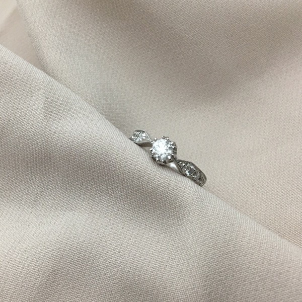 Platinový prsteň s 0,62 ct diamantmi