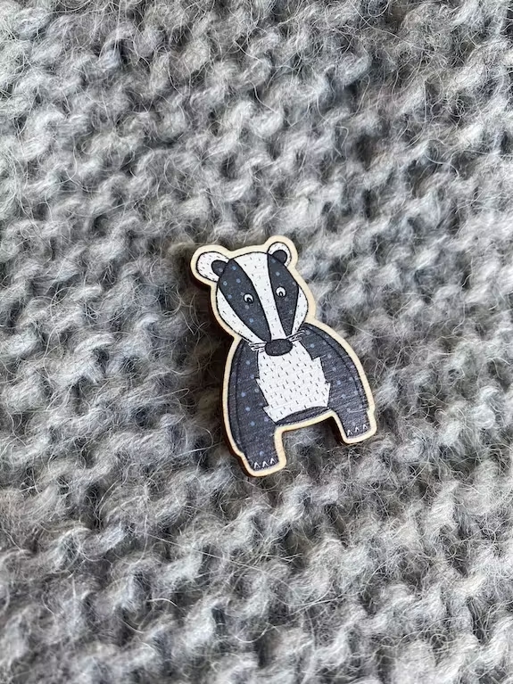 PIN, FLOSSY TEACAKE BROOCH, preglejka
