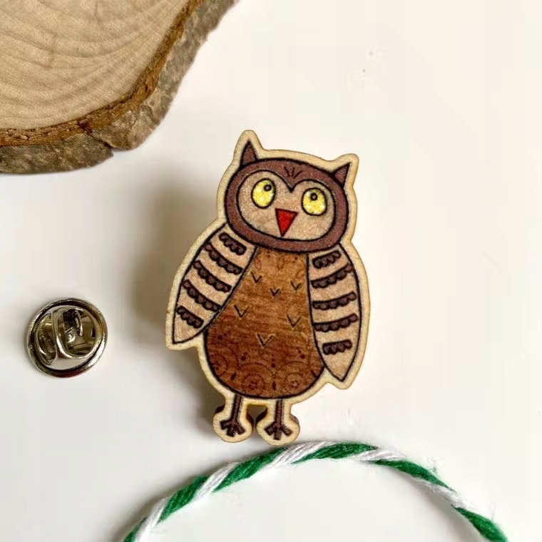 PIN, FLOSSY TEACAKE BROOCH z preglejkovej sovy