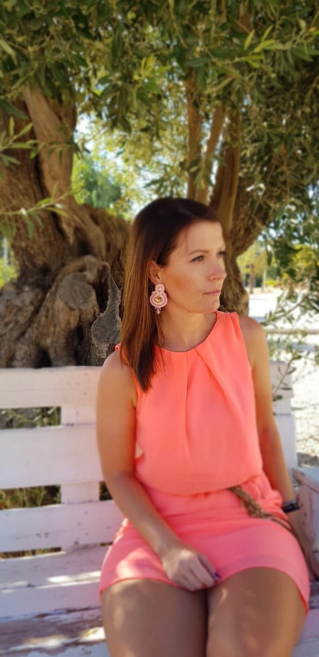 Práškové ružové, elegantné náušnice v marhuľoch