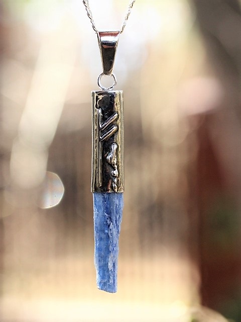 Silver Blue Saphire Kyanit prívesok s Runa Fehu.